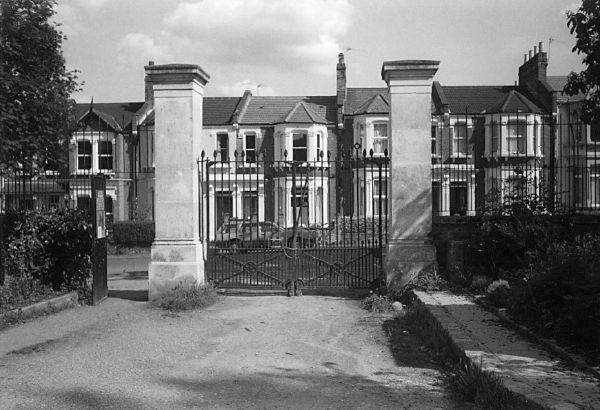 01-LimesfordRdHouse+Gate
