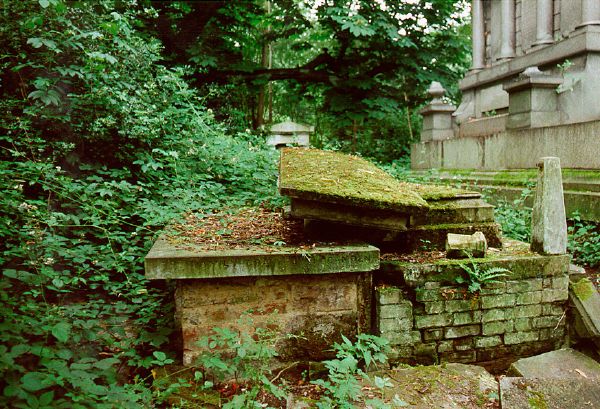 15-Tombs+Tops