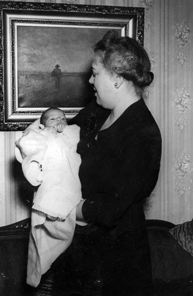 Barbara Lynn's 1st picture - 10 days old