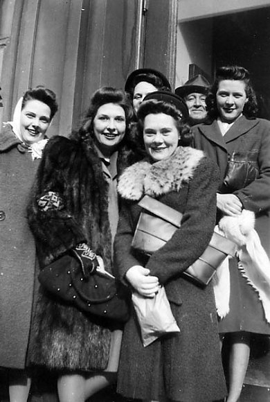 Mildred Olsen, Dorothy Liebert, Evelyn Burke, Eddie, Eleanor Cowan, Elizabeth Cordo - Jan 5, 1943
